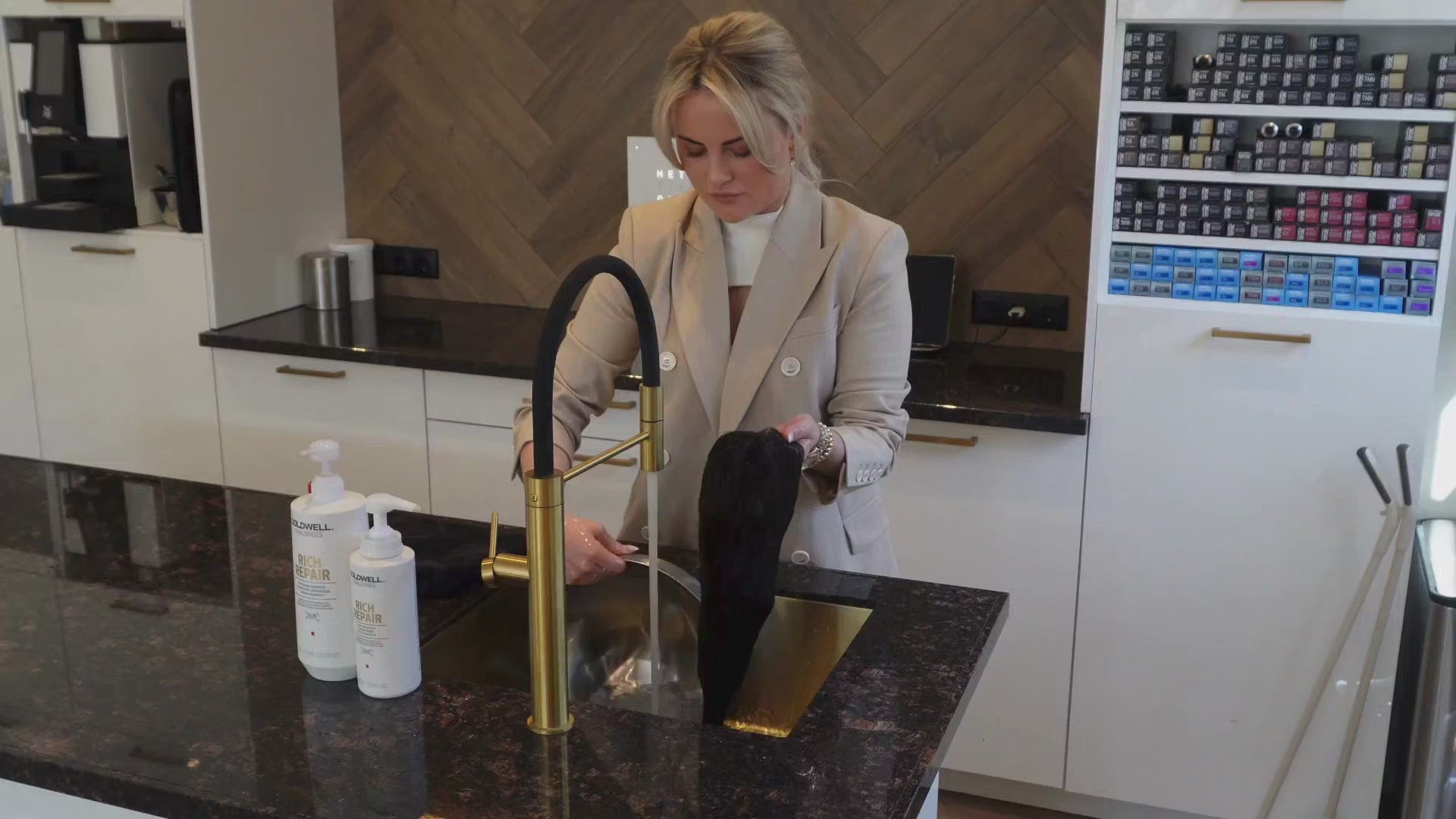 Video laden: synthetisch haarwerk wassen instructievideo met ingesproken tekst